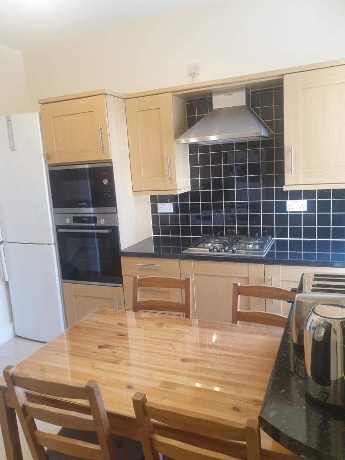 London Luxury 2 Bedroom Flat 5Min Walk From Overground, With Free Wifi, Free Parking-Sleeps X6 Ilford Exterior photo