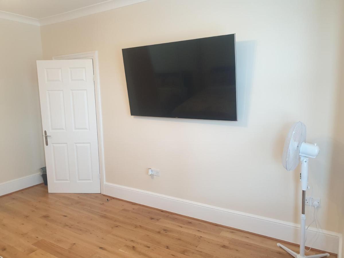 London Luxury 2 Bedroom Flat 5Min Walk From Overground, With Free Wifi, Free Parking-Sleeps X6 Ilford Exterior photo
